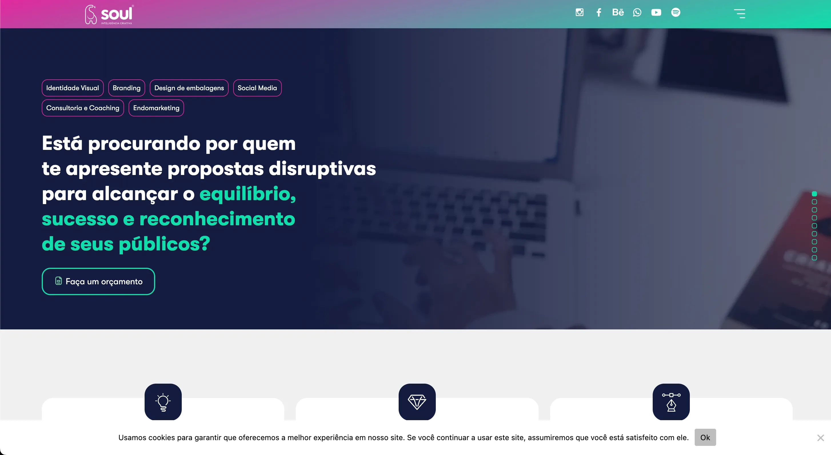 Site institucional com blog e seções editoriais